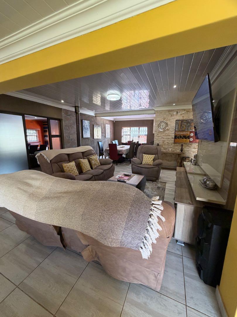 5 Bedroom Property for Sale in Elim Western Cape